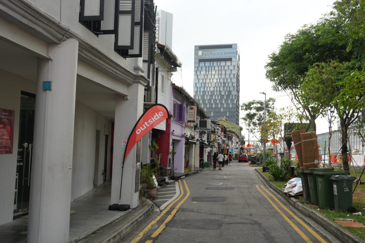 舊建築與現代高樓並排在一起，像是兩個時代同時存在