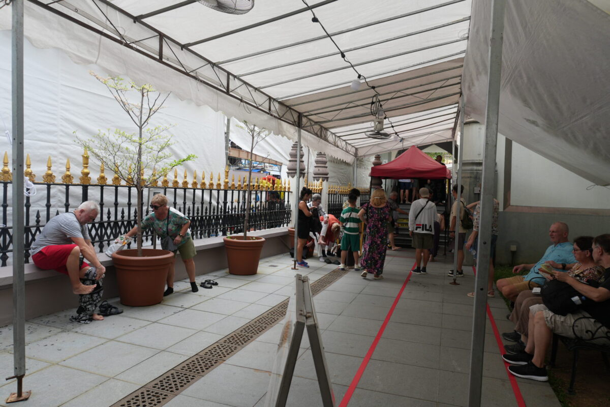 不同國家、不同文化的人在清真寺交會